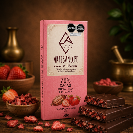 Barra de chocolate 70% de cacao y fresas deshidratadas.