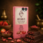 Barra de chocolate 70% de cacao y fresas deshidratadas.