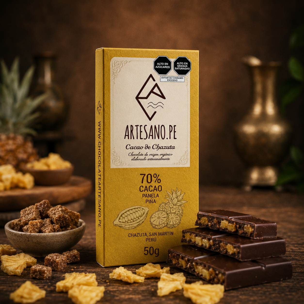 Barra de chocolate 70% de cacao y piña deshidratada.